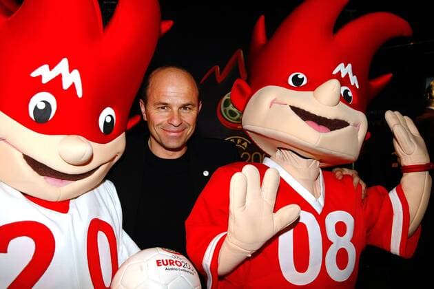 Schiedsrichter Konrad Plautz (Österreich) mit Trix (li.) und Flix, den Maskottchen der EM 2008 -  Fußball EM Herren Vorschau Euro 2008, Experience Tour Kick Off, Kickoff, Pressetermin Gruppe Innsbruck Freude, Fußball EM Herren Vorschau Euro 2008, Experience Tour Kick Off, Kickoff, Pressetermin Gruppe Innsbruck Freude,