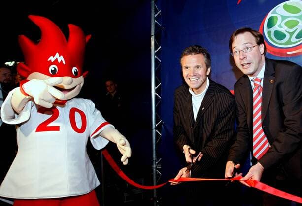 Tiroler Landesrat Johannes Bodner (VP, re.) und Innsbrucks Vizebürgermeister Dr. Christoph Platzgummer (beide Österreich FI) eröffnen gemeinsam mit Maskottchen Trix die Euro 2008 Experience Tour -  Fußball EM Herren Vorschau Euro 2008, Experience Tour Kick Off, Kickoff, Pressetermin, Gruppe Innsbruck Fußball EM Herren Vorschau Euro 2008, Experience Tour Kick Off, Kickoff, Pressetermin, Gruppe Innsbruck