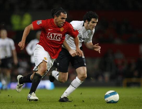 Carlos Tevez (Manchester United, li.) gegen Joey O Brien (Bolton) -  Fußball Herren English Premier League 2007 2008, 1. Englische Liga, Manchester United - Bolton Wanderers 2:0, ManU Gruppe Manchester Dynamik, Fußball Herren English Premier League 2007 2008, 1. Englische Liga, Manchester United - Bolton Wanderers 2:0, ManU Gruppe Manchester Dynamik,