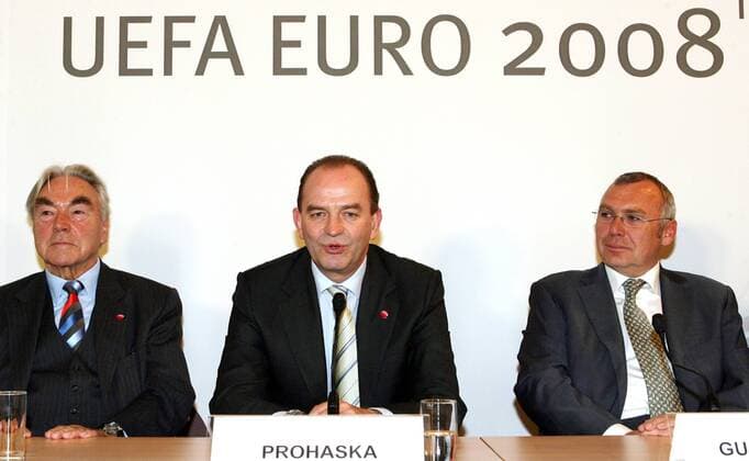 UEFA Euro 2008 Botschafter der Leidenschaft - Herbert Prohaska (Mitte), Bundeskanzler Alfred Gusenbauer (SPÖ, re.) und Joseph Mauhart (alle Österreich) - Fußball Herren Vorschau EM 2008, Österreich am Ball, Botschafter der Leidenschaft, Präsentation, Pressetermin Gruppe Wien Fußball Herren Vorschau EM 2008, Österreich am Ball, Botschafter der Leidenschaft, Präsentation, Pressetermin Gruppe Wien