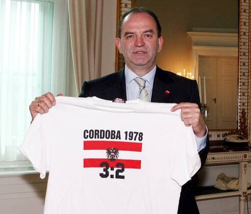 Cordoba 1978 3:2 - Fußballlegende Herbert Prohaska (Österreich) mit einem Erinnerungsshirt an den legendären WM Sieg gegen BR Deutschland -  Fußball Länderspiel Herren Vorschau EM 2008, Österreich am Ball, Botschafter der Leidenschaft, Präsentation, Pressetermin Einzelbild Österreich - BRD 3:2 Wien Fußball Länderspiel Herren Vorschau EM 2008, Österreich am Ball, Botschafter der Leidenschaft, Präsentation, Pressetermin Einzelbild Österreich - BRD 3:2 Wien