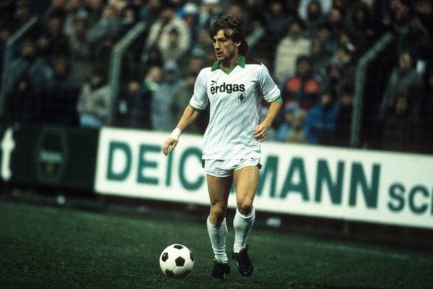 Frank Mill (Gladbach) am Ball Fußball 1. BL Herren DEUTSCHSPRACHIGE SPORTZEITSCHRIFTEN UND -ZEITUNGEN NUR NACH RÜCKSPRACHE, Saison 1985 1986 Einzelbild Mönchengladbach Dynamik, Fußball 1. BL Herren DEUTSCHSPRACHIGE SPORTZEITSCHRIFTEN UND -ZEITUNGEN NUR NACH RÜCKSPRACHE, Saison 1985 1986 Einzelbild Mönchengladbach Dynamik,