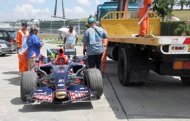 Lädierter Bolide von Sebastian Vettel (Deutschland Toro Rosso) wird von Streckenposten vom Abschleppwagen geladen Motorsport Grand Prix Herren Großer Preis von Malaysia 2008, Formel 1 Weltmeisterschaft, F1, F, GP, WM, Freies Training Totale Kuala Lumpur Sepang Motorsport Grand Prix Herren Großer Preis von Malaysia 2008, Formel 1 Weltmeisterschaft, F1, F, GP, WM, Freies Training Totale Kuala Lumpur Sepang