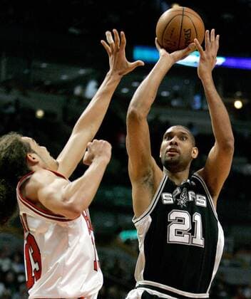 Tim Duncan (San Antonio Spurs, re.) gegen Joakim Noah (Chicago Bulls) -  (CHI2008032006) Basketball Herren NBA 2007 2008, Chicago Bulls - San Antonio Spurs 80:102 Gruppe Chicago Dynamik, Basketball Herren NBA 2007 2008, Chicago Bulls - San Antonio Spurs 80:102 Gruppe Chicago Dynamik,
