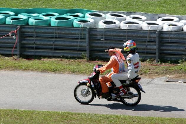 Adrian Sutil (Deutschland Force India) wird von einem Streckenposten chauffiert Motorsport Grand Prix Herren Großer Preis von Malaysia 2008, Formel 1 Weltmeisterschaft, F1, F, GP, WM, Freies Training Gruppe Kuala Lumpur Sepang Motorsport Grand Prix Herren Großer Preis von Malaysia 2008, Formel 1 Weltmeisterschaft, F1, F, GP, WM, Freies Training Gruppe Kuala Lumpur Sepang