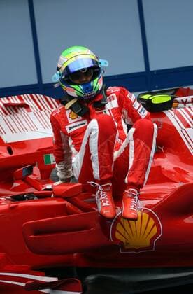 Felipe Massa (Brasilien Ferrari) - Schnellster im Qualifying zum GP von Malaysia 2008 - klettert aus seinem Boliden Motorsport Grand Prix Herren Großer Preis von Malaysia 2008, Formel 1 Weltmeisterschaft, F1, F, GP, WM, Qualifying Einzelbild Kuala Lumpur Sepang Motorsport Grand Prix Herren Großer Preis von Malaysia 2008, Formel 1 Weltmeisterschaft, F1, F, GP, WM, Qualifying Einzelbild Kuala Lumpur Sepang