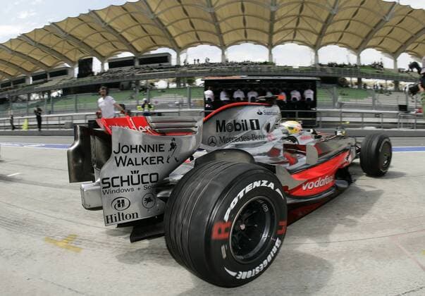 Lewis Hamilton (England McLaren Mercedes) fährt mit seinem Boliden aus der Box Motorsport Grand Prix Herren Großer Preis von Malaysia 2008, Formel 1 Weltmeisterschaft, F1, F, GP, WM, Freies Training Einzelbild Kuala Lumpur Sepang Motorsport Grand Prix Herren Großer Preis von Malaysia 2008, Formel 1 Weltmeisterschaft, F1, F, GP, WM, Freies Training Einzelbild Kuala Lumpur Sepang