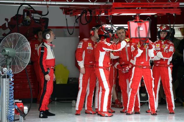 Ferrari Mechaniker beobachten vor dem Bildschirm gespannt das Qualifying zum GP von Malaysia 2008 Motorsport Grand Prix Herren Großer Preis von Malaysia 2008, Formel 1 Weltmeisterschaft, F1, F, GP, WM, Qualifying Gruppe Kuala Lumpur Sepang Spannung, Motorsport Grand Prix Herren Großer Preis von Malaysia 2008, Formel 1 Weltmeisterschaft, F1, F, GP, WM, Qualifying Gruppe Kuala Lumpur Sepang Spannung,