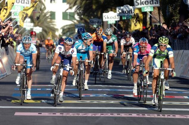 Filippo Pozzato (Italien Liquigas, re.) wird Zweiter bei Mailand - San Remo 2008, dahinter v.li.: Davide Rebellin (Italien Gerolsteiner), Philippe Gilbert (Belgien Francaise des Jeux), Anthony Geslin ... - Radsport Herren Mailand - San Remo 2008, Straßenradsport, Straße, Rad Gruppe Mailand - San Remo Dynamik, Radsport Herren Mailand - San Remo 2008, Straßenradsport, Straße, Rad Gruppe Mailand - San Remo Dynamik,