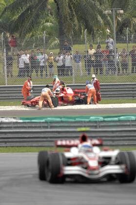 Felipe Massa (Brasilien Ferrari, hi.) im Kiesbett Motorsport Grand Prix Herren Großer Preis von Malaysia 2008, Formel 1 Weltmeisterschaft, F1, F, GP, WM Totale Kuala Lumpur Sepang Motorsport Grand Prix Herren Großer Preis von Malaysia 2008, Formel 1 Weltmeisterschaft, F1, F, GP, WM Totale Kuala Lumpur Sepang