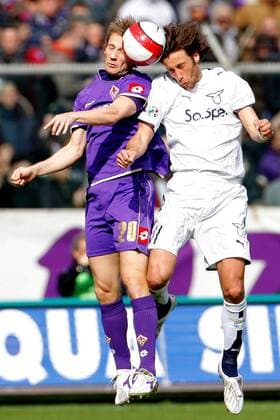 Martin Jörgensen (AC Florenz, li.) gegen Stefano Mauri (Lazio Rom) -  Fußball Herren Serie A 2007 2008, 1. Italienische Liga, ACF Fiorentina - Lazio Rom 1:0, Vdig Gruppe Florenz Dynamik, Fußball Herren Serie A 2007 2008, 1. Italienische Liga, ACF Fiorentina - Lazio Rom 1:0, Vdig Gruppe Florenz Dynamik,