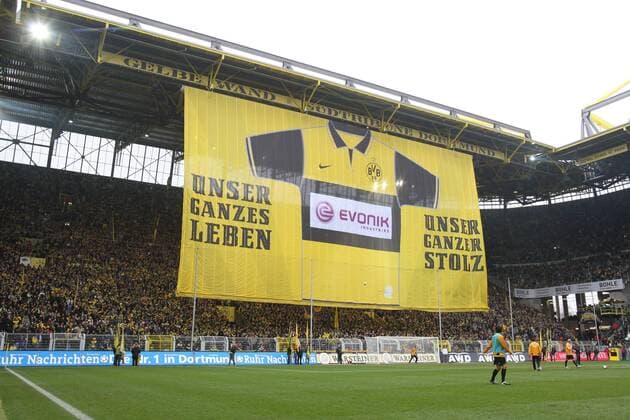 Unser ganzes Leben, unser ganzer Stolz - Riesiges Fanplakat vor dem Dortmunder Fanblock Fußball 1. BL Herren Saison 2007 2008, Borussia Dortmund, BVB, Stadion, Fußballstadion, innen, Innenansicht, Tribüne Totale Signal Iduna Park Dortmund Fußball 1. BL Herren Saison 2007 2008, Borussia Dortmund, BVB, Stadion, Fußballstadion, innen, Innenansicht, Tribüne Totale Signal Iduna Park Dortmund