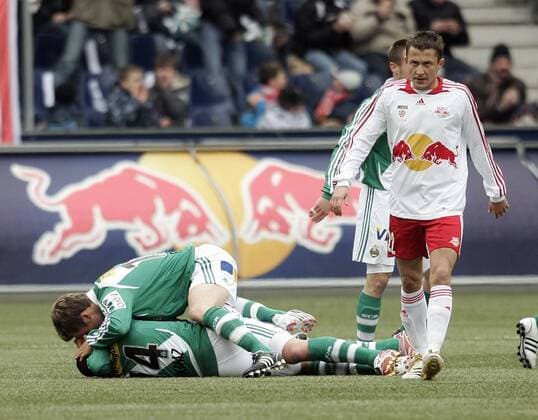 Ümit Korkmaz (am Boden) und Hannes Eder (beide Rapid Wien) - Torjubel, daneben zieht Sasa Ilic (Salzburg) enttäuscht von dannen-  Fußball Herren tmobileBundesliga 2007 2008, 1. Österreichische Liga, SV Red Bull Salzburg - SK Rapid Wien 0:7 Gruppe Wals Siezenheim Freude, Fußball Herren tmobileBundesliga 2007 2008, 1. Österreichische Liga, SV Red Bull Salzburg - SK Rapid Wien 0:7 Gruppe Wals Siezenheim Freude,