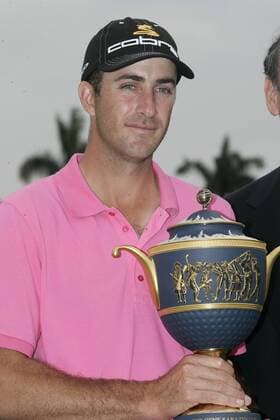 Sieger Geoff Ogilvy (Australien) mit seinem Pokal bei der Siegerehrung der WGC CA World Championship 2008 in Doral -  (MIA20080324703) Golf Herren WGC CA World Championship 2008, PGA Tour Einzelbild Doral Miami Freude, Golf Herren WGC CA World Championship 2008, PGA Tour Einzelbild Doral Miami Freude,