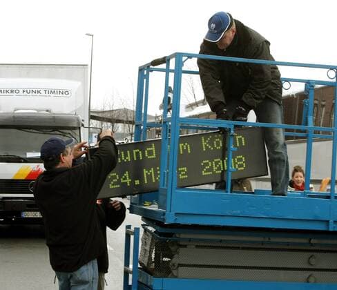Aufräumarbeiten am Rande des 93. Rund um Köln, das wegen schlechten Wetters abgesagt werden muss Radsport Herren 93. Rund um Köln 2008, Straßenradsport, Straße, Rad, Absage, absagen, Ausfall, Rennausfall Gruppe Köln Radsport Herren 93. Rund um Köln 2008, Straßenradsport, Straße, Rad, Absage, absagen, Ausfall, Rennausfall Gruppe Köln