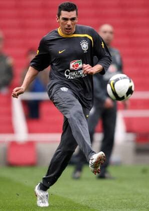 Lucio (Brasilien) am Ball -  Fußball Herren 2008, Nationalteam, Training Einzelbild London Dynamik, Fußball Herren 2008, Nationalteam, Training Einzelbild London Dynamik,