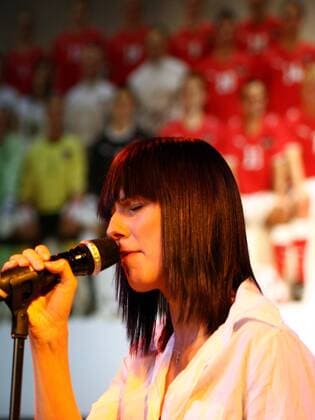 Sängerin Christina Stürmer (Österreich) präsentiert den österreichischen EM Song -  Fußball EM Herren Vorschau EURO 2008, Pressekonferenz, Präsentation, Pressetermin Einzelbild Wien Fußball EM Herren Vorschau EURO 2008, Pressekonferenz, Präsentation, Pressetermin Einzelbild Wien
