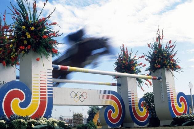 Springreiter über dem Hindernis mit Seouls Olympialogo und den olympischen Ringen Pferdesport OS Sommer Herren Olympische Spiele 1988, Sommerspiele Reiten Reitsport Springen Springreiten Vdia Einzelbild Seoul Dynamik, Pferdesport OS Sommer Herren Olympische Spiele 1988, Sommerspiele Reiten Reitsport Springen Springreiten Vdia Einzelbild Seoul Dynamik,