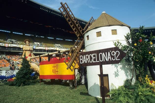 Auf dem olympischen Parcours in Seoul 1988 wird mit einem Hindernis auf die nächsten Olympischen Sommerspiele in Barcelona hingewiesen Pferdesport OS Sommer Herren Olympische Spiele 1988, Sommerspiele Reiten Reitsport Springen Springreiten Vdia Totale Seoul Pferdesport OS Sommer Herren Olympische Spiele 1988, Sommerspiele Reiten Reitsport Springen Springreiten Vdia Totale Seoul