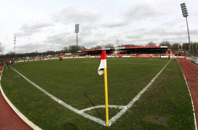 Fußball, Stadiongeschichte Rot-Weiß Oberhausen Eckfahne im Niederrheinstadion, Heimspielstätte von Rot Weiß Oberhausen Fußball Herren Regionalliga Nord 2007 2008, 3. Liga, Rot Weiß Oberhausen, RW, RWO Totale Niederrheinstadion Oberhausen Fußball Herren Regionalliga Nord 2007 2008, 3. Liga, Rot Weiß Oberhausen, RW, RWO Totale Niederrheinstadion Oberhausen