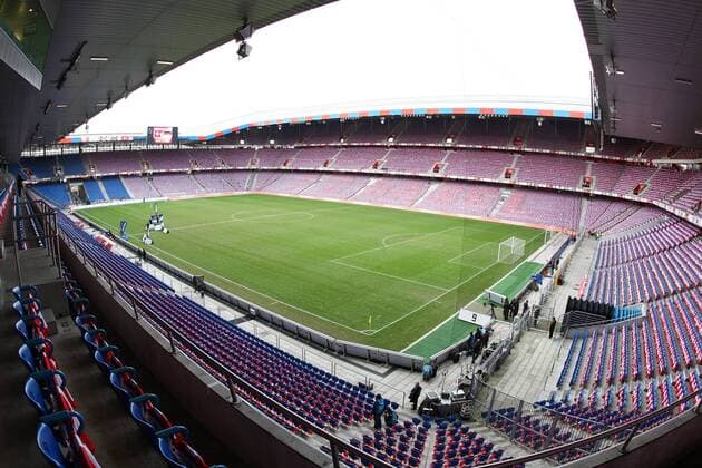 Im leeren St. Jakob Park in Basel ist in Vorbereitung auf das anstehende Freundschaftsspiel des Nationalteams auf jedem Platz eine Nationalfahne platziert worden - Fußball Länderspiel Herren Freundschaftsspiel 2008, Test, Testspiel, Nationalteam, Schweiz Totale St. Jakob Park Basel, premiumd Leere Fußball Länderspiel Herren Freundschaftsspiel 2008, Test, Testspiel, Nationalteam, Schweiz Totale St. Jakob Park Basel, premiumd Leere