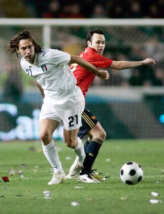 Andrea Pirlo (Italien, li.) gegen Andres Iniesta (Spanien) - Fußball Länderspiel Herren Freundschaftsspiel 2008, Test, Testspiel, Nationalteam, Nationaltrikot, Spanien - Italien 1:0 Gruppe Elche Dynamik, Fußball Länderspiel Herren Freundschaftsspiel 2008, Test, Testspiel, Nationalteam, Nationaltrikot, Spanien - Italien 1:0 Gruppe Elche Dynamik,