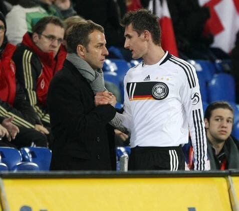 Miroslav Klose (re.) und Co Trainer Hans Dieter Flick (Deutschland) - shakehands Fußball Länderspiel Herren Freundschaftsspiel 2008, Testspiel, Test, Nationalmannschaft, Nationaltrikot Gruppe Basel Fußball Länderspiel Herren Freundschaftsspiel 2008, Testspiel, Test, Nationalmannschaft, Nationaltrikot Gruppe Basel