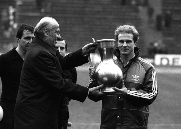 Helmut Schön (Deutschland, li.) überreicht Karl Heinz Rummenigge (Bayern) den Pokal Fußball 1. BL Herren DFB Supercup 1982 1983, Super Cup, FC Bayern München Gruppe Karlheinz München Freude, Fußball 1. BL Herren DFB Supercup 1982 1983, Super Cup, FC Bayern München Gruppe Karlheinz München Freude,