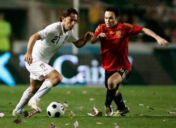 Andrea Pirlo (Italien, li.) gegen Andres Iniesta (Spanien) -  Fußball Länderspiel Herren Freundschaftsspiel 2008, Test, Testspiel, Nationalteam, Nationaltrikot, Spanien - Italien 1:0 Gruppe Elche Dynamik, Fußball Länderspiel Herren Freundschaftsspiel 2008, Test, Testspiel, Nationalteam, Nationaltrikot, Spanien - Italien 1:0 Gruppe Elche Dynamik,