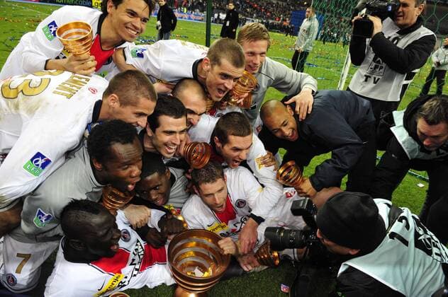 Ligapokalsieger Paris St. Germain jubelt vor den Fotografen mit der Trophäe - Fußball Herren Coupe de la Ligue 2007 2008, Französischer Pokal, Ligapokal, Pokalspiel, Finale Endspiel Pokalfinale Gruppe premiumd Paris, St. Denis, Saint Begeisterung, Freude, Fußball Herren Coupe de la Ligue 2007 2008, Französischer Pokal, Ligapokal, Pokalspiel, Finale Endspiel Pokalfinale Gruppe premiumd Paris, St. Denis, Saint Begeisterung, Freude,