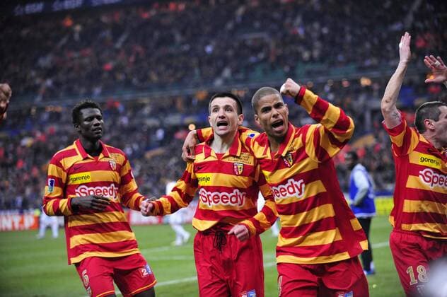 Kevin Monnet Paquet (2.v.re.) und Eric Carriere (Mitte) und Kader Mangane (alle Lens) - Torjubel - Fußball Herren Coupe de la Ligue 2007 2008, Französischer Pokal, Ligapokal, Pokalspiel, Finale Endspiel Pokalfinale Gruppe premiumd Paris, St. Denis, Saint Begeisterung, Freude, Fußball Herren Coupe de la Ligue 2007 2008, Französischer Pokal, Ligapokal, Pokalspiel, Finale Endspiel Pokalfinale Gruppe premiumd Paris, St. Denis, Saint Begeisterung, Freude,