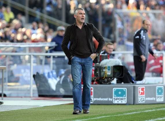 Trainer Mirko Slomka (Schalke) gibt Anweisungen Fußball 1. BL Herren Saison 2007 2008, FC Schalke 04 Einzelbild Karlsruhe Fußball 1. BL Herren Saison 2007 2008, FC Schalke 04 Einzelbild Karlsruhe