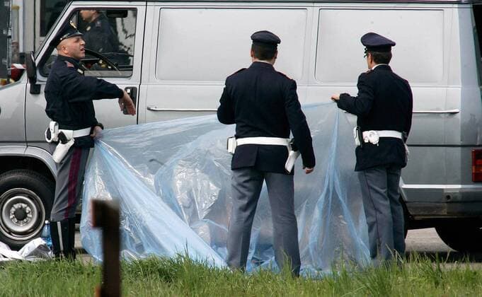 Polizisten packen die sterblichen Überreste des von einem Juve Fanbus erfasst und getöteten Parma Fans in eine Plastikfolie -  Fußball Herren Serie A 2007 2008, 1. Italienische Liga, Juventus Turin - FC Parma Gruppe o0 Todesfall Crocetta Fußball Herren Serie A 2007 2008, 1. Italienische Liga, Juventus Turin - FC Parma Gruppe o0 Todesfall Crocetta