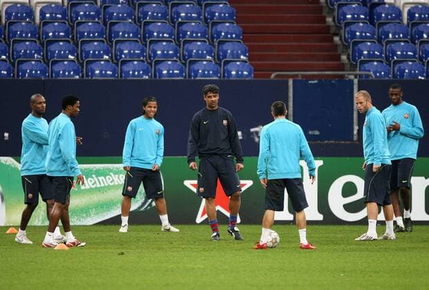 Training FC Barcelona mit Trainer Frank Rijkaard (Mitte) Fußball EC 1 Herren Champions League 2007 2008, Barca, Training Gruppe Gelsenkirchen Fußball EC 1 Herren Champions League 2007 2008, Barca, Training Gruppe Gelsenkirchen