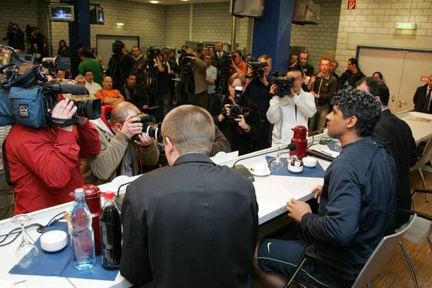 Trainer Frank Rijkaard (FC Barcelona, re.) im Fokus der Medien Fußball EC 1 Herren Champions League 2007 2008, Barca, Pressetermin, Pressekonferenz Gruppe Gelsenkirchen Fußball EC 1 Herren Champions League 2007 2008, Barca, Pressetermin, Pressekonferenz Gruppe Gelsenkirchen