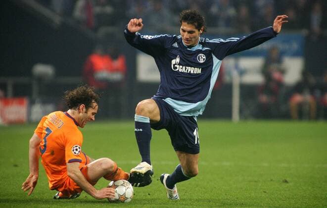 Halil Altintop (Schalke, re.) gegen Gabriel Milito (FC Barcelona) Fußball EC 1 Herren Champions League 2007 2008, FC Schalke 04 - FC Barcelona, Barca Gruppe Gelsenkirchen Dynamik, Fußball EC 1 Herren Champions League 2007 2008, FC Schalke 04 - FC Barcelona, Barca Gruppe Gelsenkirchen Dynamik,