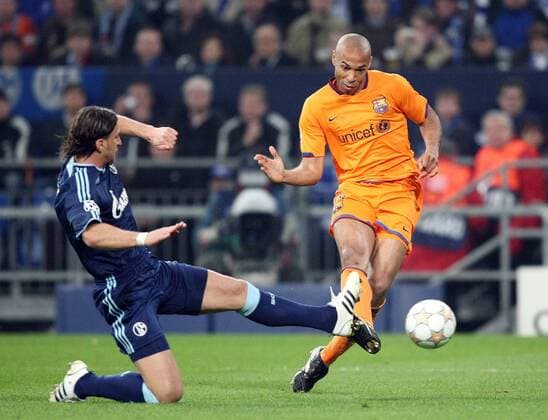 Thierry Henry (FC Barcelona, re.) gegen Marcelo Jose Bordon (Schalke) Fußball EC 1 Herren Champions League 2007 2008, FC Schalke 04 - FC Barcelona, Barca Gruppe Gelsenkirchen Dynamik, Kampf, Fußball EC 1 Herren Champions League 2007 2008, FC Schalke 04 - FC Barcelona, Barca Gruppe Gelsenkirchen Dynamik, Kampf,