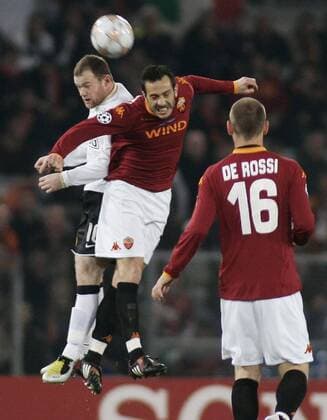 Wayne Rooney (Manchester United, li.) gegen Marco Cassetti (AS Rom) -  Fußball EC 1 Herren Champions League 2007 2008, AS Roma - Manchester United, ManU Gruppe Rom Dynamik, Fußball EC 1 Herren Champions League 2007 2008, AS Roma - Manchester United, ManU Gruppe Rom Dynamik,