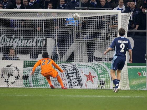 Bojan Krkic (FC Barcelona, li.) trifft gegen Westermann (Schalke) zum 1:0 Fußball EC 1 Herren Champions League 2007 2008, FC Schalke 04 - FC Barcelona, Barca Gruppe Gelsenkirchen Dynamik, Fußball EC 1 Herren Champions League 2007 2008, FC Schalke 04 - FC Barcelona, Barca Gruppe Gelsenkirchen Dynamik,