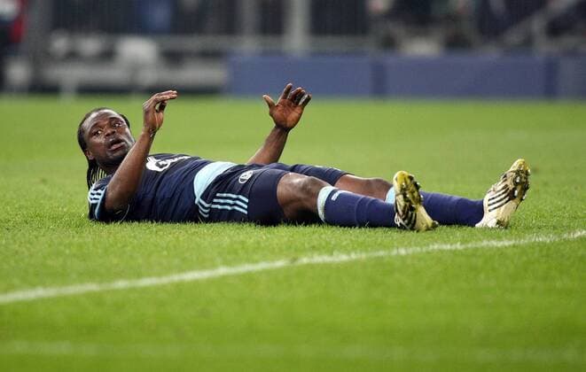 Gerald Asamoah (Schalke) enttäuscht am Boden Fußball EC 1 Herren Champions League 2007 2008, FC Schalke 04 Einzelbild Gelsenkirchen Enttäuschung, Fußball EC 1 Herren Champions League 2007 2008, FC Schalke 04 Einzelbild Gelsenkirchen Enttäuschung,