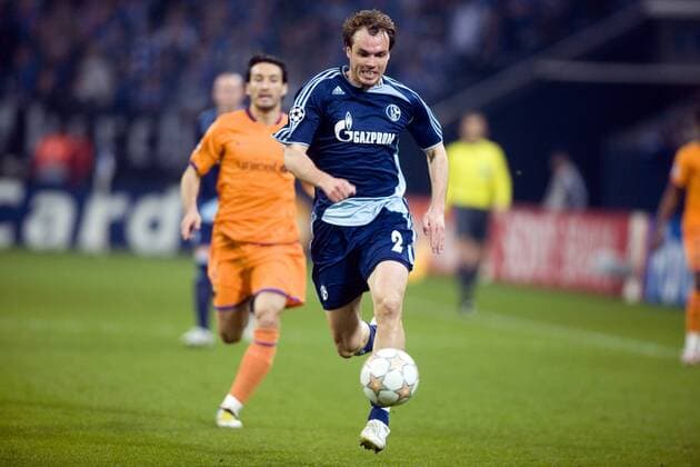 Heiko Westermann (Schalke) am Ball Fußball EC 1 Herren Champions League 2007 2008, Viertelfinale, FC Schalke 04 - FC Barcelona 0:1, Barca Einzelbild premiumd Gelsenkirchen Dynamik, Fußball EC 1 Herren Champions League 2007 2008, Viertelfinale, FC Schalke 04 - FC Barcelona 0:1, Barca Einzelbild premiumd Gelsenkirchen Dynamik,