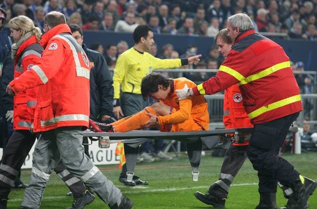 Bojan Krkic (FC Barcelona) wird verletzt vom Platz getragen Fußball EC 1 Herren Champions League 2007 2008, FC Barcelona, Barca Gruppe Gelsenkirchen Fußball EC 1 Herren Champions League 2007 2008, FC Barcelona, Barca Gruppe Gelsenkirchen