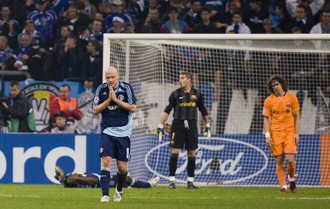 Fabian Ernst (Schalke, li.) enttäuscht Fußball EC 1 Herren Champions League 2007 2008, FC Schalke 04 - FC Barcelona 0:1, Barca Gruppe Gelsenkirchen Enttäuschung, Fußball EC 1 Herren Champions League 2007 2008, FC Schalke 04 - FC Barcelona 0:1, Barca Gruppe Gelsenkirchen Enttäuschung,