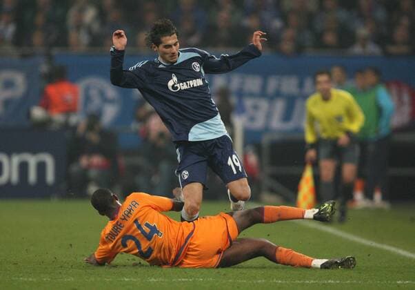 Halil Altintop (Schalke, o.) gegen Yaya Toure (FC Barcelona) Fußball EC 1 Herren Champions League 2007 2008, FC Schalke 04 - FC Barcelona 0:1, Barca Gruppe Gelsenkirchen Glück, Fußball EC 1 Herren Champions League 2007 2008, FC Schalke 04 - FC Barcelona 0:1, Barca Gruppe Gelsenkirchen Glück,