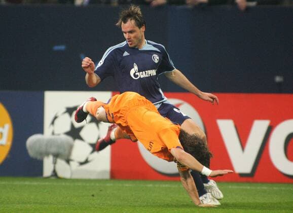 Heiko Westermann (Schalke, hi.) gegen Carles Puyol (FC Barcelona) Fußball EC 1 Herren Champions League 2007 2008, FC Schalke 04 - FC Barcelona 0:1, Barca Gruppe Gelsenkirchen Dynamik, Kampf, Fußball EC 1 Herren Champions League 2007 2008, FC Schalke 04 - FC Barcelona 0:1, Barca Gruppe Gelsenkirchen Dynamik, Kampf,