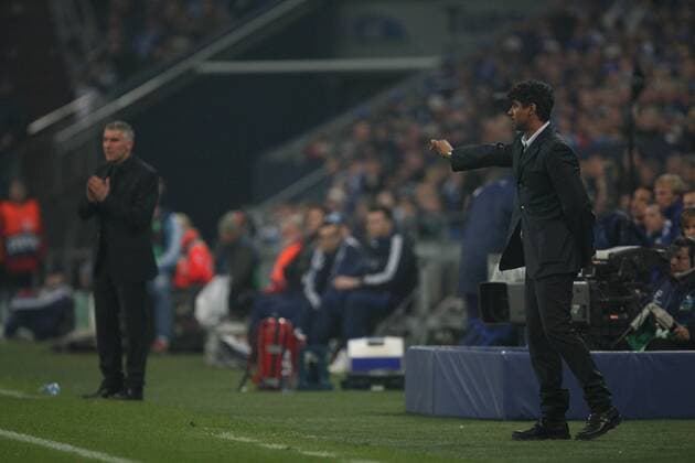 Trainer Frank Rijkaard (FC Barcelona, re.) gibt Anweisungen, dahinter sein flehender Trainerkollege Mirko Slomka (Schalke) Fußball EC 1 Herren Champions League 2007 2008, FC Schalke 04 - FC Barcelona 0:1, Barca, Gruppe Gelsenkirchen Fußball EC 1 Herren Champions League 2007 2008, FC Schalke 04 - FC Barcelona 0:1, Barca, Gruppe Gelsenkirchen