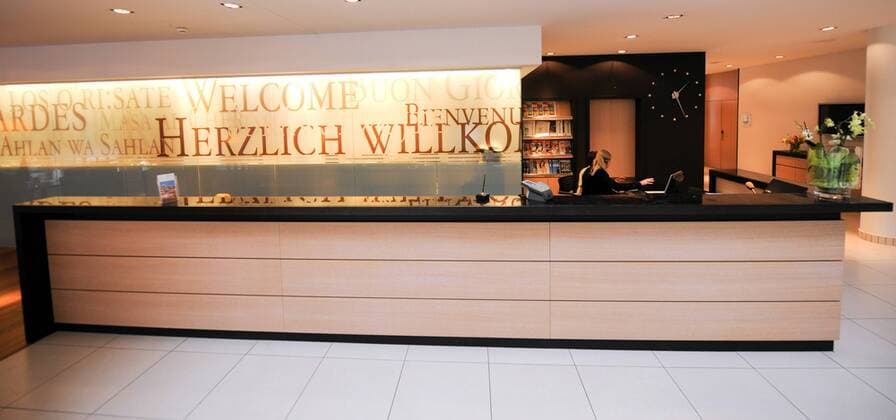 Rezeption im Hotel Säntispark in Sankt Gallen, Mannschaftsunterkunft des Nationalteams aus Rumänien bei der Euro 2008 - Fußball EM Herren Vorschau EM 2008, Fotostory, Mannschaftsquartier, Mannschaftshotel, Mannschaftsunterkunft Totale St. Gallen, Abtwil, Sankt Fußball EM Herren Vorschau EM 2008, Fotostory, Mannschaftsquartier, Mannschaftshotel, Mannschaftsunterkunft Totale St. Gallen, Abtwil, Sankt