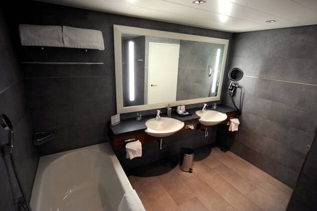 Badezimmer im Hotel Säntispark in Sankt Gallen, Mannschaftsunterkunft des Nationalteams aus Rumänien bei der Euro 2008 - Fußball EM Herren Vorschau EM 2008, Fotostory, Mannschaftsquartier, Mannschaftshotel, Mannschaftsunterkunft Totale St. Gallen, Abtwil, Sankt Fußball EM Herren Vorschau EM 2008, Fotostory, Mannschaftsquartier, Mannschaftshotel, Mannschaftsunterkunft Totale St. Gallen, Abtwil, Sankt