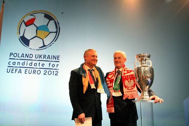 PZPN Präsident Michal Listkiewicz (Polen, re.) und FFU Präsident Grigorij Surkis (Ukraine) posieren nach der Vergabe der Euro 2012 an ihre Länder mit dem Coupe Henri Delaunay -  (APS636058) Fußball EM Herren Vorschau 2007, Vergabe der UEFA Euro 2012, Pressetermin, Europameisterschaftsvergabe, Ausrichter, Gruppe Cardiff Fußball EM Herren Vorschau 2007, Vergabe der UEFA Euro 2012, Pressetermin, Europameisterschaftsvergabe, Ausrichter, Gruppe Cardiff