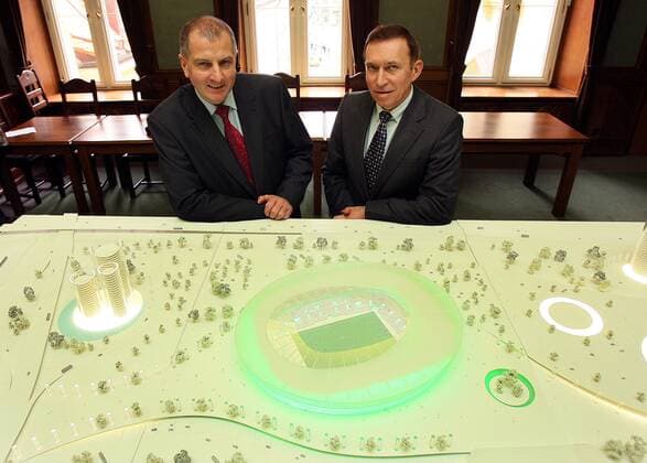 Rafal Dutkiewicz (li.) und Zbigniew Drzymala (beide Polen) neben einem Modell des Stadions in Breslau, einer der Austragungsorte der Euro 2012 -  (080303SEB011) Fußball EM Herren Vorschau 2008, Euro 2012, Austragungsort, Wettkampfstätte, Spielstätten, Gruppe Wroclaw, Breslau Fußball EM Herren Vorschau 2008, Euro 2012, Austragungsort, Wettkampfstätte, Spielstätten, Gruppe Wroclaw, Breslau